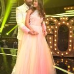 Shiny Doshi Instagram - Watch us spreading love on raviwaar with star pariwar, tomorrow only @starplus 8pm ❤️ #gaura #dhara #gombi #ravivaarwithstarparivaar #romantic #love #magical #winner #starplus #couplegoals #funtimes #shinydoshi Dadasaheb Phalke Chitranagari FILMCITY Goregaon East Mumbai