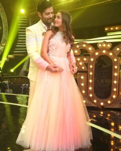 Shiny Doshi Instagram - Watch us spreading love on raviwaar with star pariwar, tomorrow only @starplus 8pm ❤️ 

#gaura #dhara #gombi 
#ravivaarwithstarparivaar #romantic #love #magical #winner #starplus #couplegoals #funtimes #shinydoshi