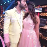 Shiny Doshi Instagram - Watch us spreading love on raviwaar with star pariwar, tomorrow only @starplus 8pm ❤️ #gaura #dhara #gombi #ravivaarwithstarparivaar #romantic #love #magical #winner #starplus #couplegoals #funtimes #shinydoshi Dadasaheb Phalke Chitranagari FILMCITY Goregaon East Mumbai