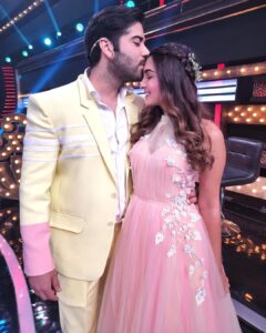 Shiny Doshi Instagram - Watch us spreading love on raviwaar with star pariwar, tomorrow only @starplus 8pm ❤️ 

#gaura #dhara #gombi 
#ravivaarwithstarparivaar #romantic #love #magical #winner #starplus #couplegoals #funtimes #shinydoshi