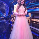 Shiny Doshi Instagram - Watch us spreading love on raviwaar with star pariwar, tomorrow only @starplus 8pm ❤️ #gaura #dhara #gombi #ravivaarwithstarparivaar #romantic #love #magical #winner #starplus #couplegoals #funtimes #shinydoshi Dadasaheb Phalke Chitranagari FILMCITY Goregaon East Mumbai