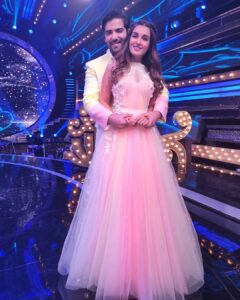 Shiny Doshi Instagram - Watch us spreading love on raviwaar with star pariwar, tomorrow only @starplus 8pm ❤️ #gaura #dhara #gombi #ravivaarwithstarparivaar #romantic #love #magical #winner #starplus #couplegoals #funtimes #shinydoshi Dadasaheb Phalke Chitranagari FILMCITY Goregaon East Mumbai