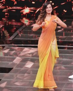 Shiny Doshi Instagram - Watch me sizzle the stage tonight on #ravivaarwithstarparivaar 8pm only on @starplus 

Styled by @harshalds 

#dhara #pandyastore #ravivaarwithstarparivaar #sushmitasen #myfav #song #grateful #gratitude #instalove #instalike #instalife