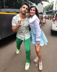 Shiny Doshi Instagram - Dont forget to watch us on #ravivaarwithstarparivaar this Sunday.
Fun times with @kanwardhillon_ 

Styling @harshalds 
Hair by @nisha_hairstylistt 

#pandyastore #dhara #shiva #ravivaarwithstarparivaar #bachpan #kids #funtimes #starplus #starpariwar #shinydoshi