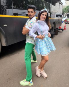 Shiny Doshi Instagram - Dont forget to watch us on #ravivaarwithstarparivaar this Sunday.
Fun times with @kanwardhillon_ 

Styling @harshalds 
Hair by @nisha_hairstylistt 

#pandyastore #dhara #shiva #ravivaarwithstarparivaar #bachpan #kids #funtimes #starplus #starpariwar #shinydoshi