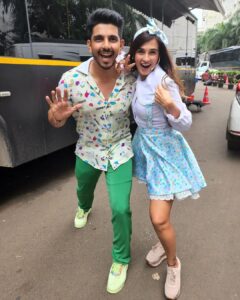 Shiny Doshi Instagram - Dont forget to watch us on #ravivaarwithstarparivaar this Sunday.
Fun times with @kanwardhillon_ 

Styling @harshalds 
Hair by @nisha_hairstylistt 

#pandyastore #dhara #shiva #ravivaarwithstarparivaar #bachpan #kids #funtimes #starplus #starpariwar #shinydoshi