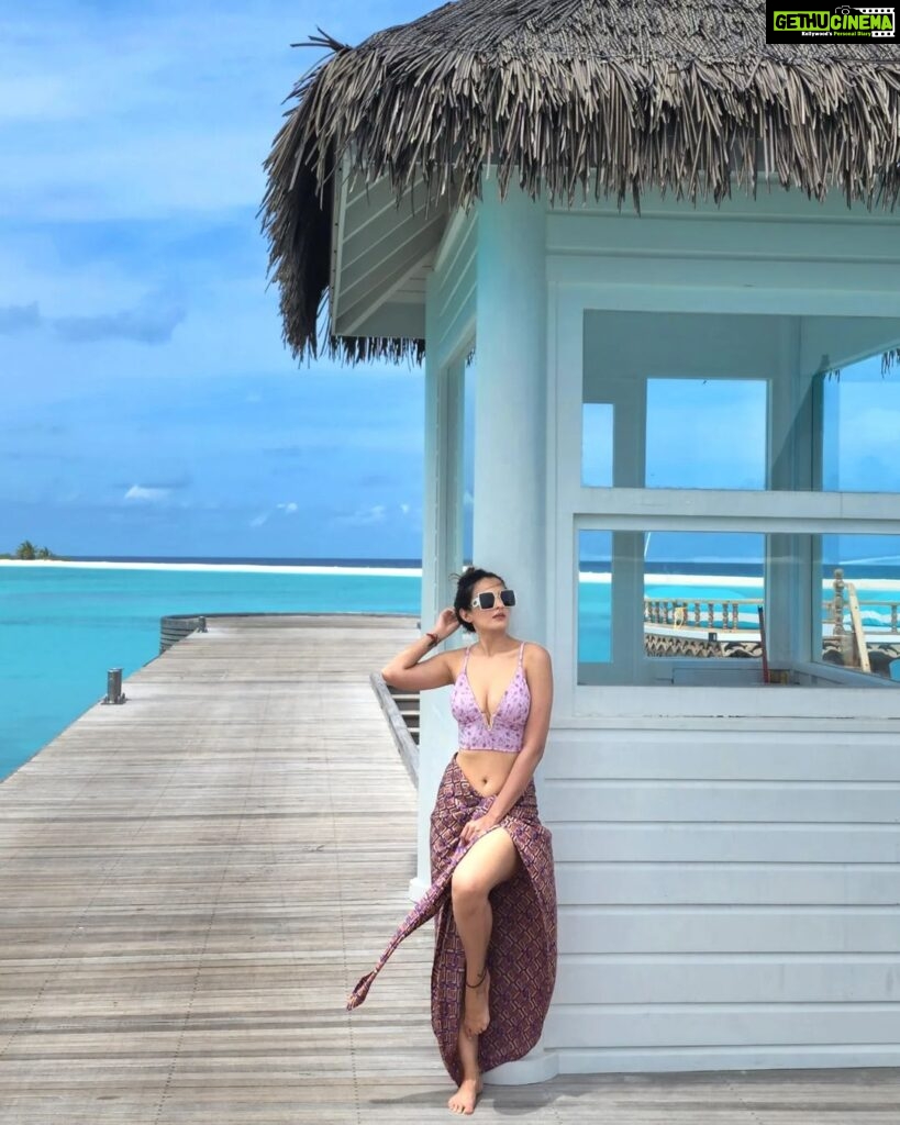 Shiny Doshi Instagram - May all your blues be the ocean and sky💙 @finolhu_maldives . . . . . #instamood #maldives #chillvibes #ocean #beachgirl #islandplayground #scenery #picturetokeep_nature #photography #instalove #instatravel #shinydoshi Finolhu Baa Atoll