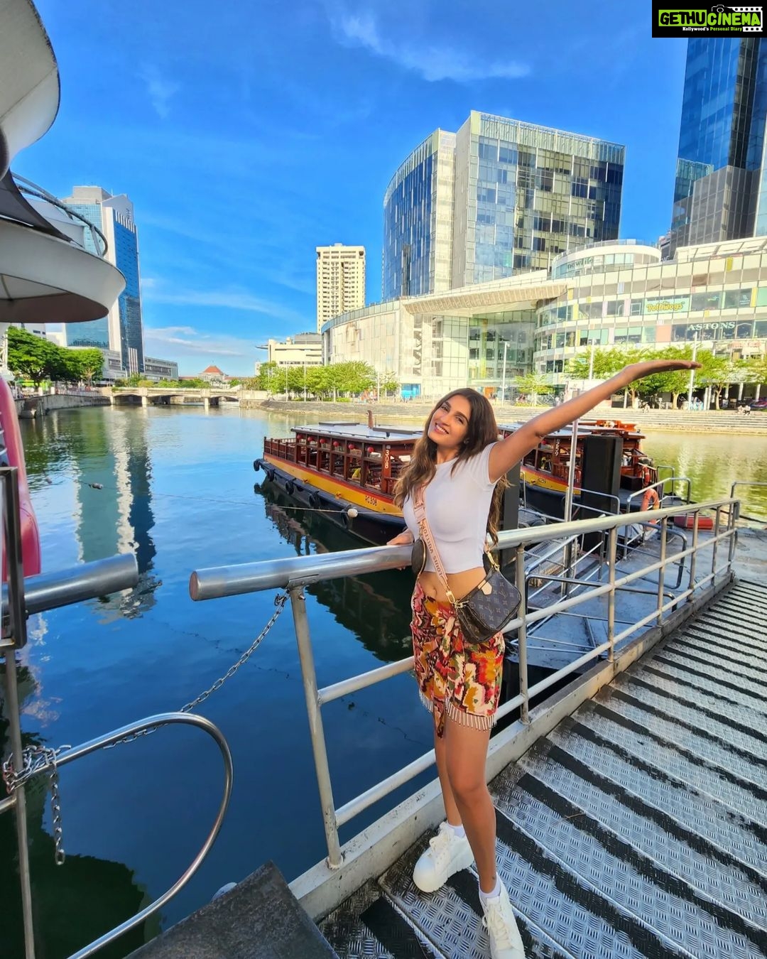Shiny Doshi Instagram - Be happy for this moment. This moment is your life ❤️ #livingmybestlife #cherisheverymoment #singaporelife #exploring #happyholidays #bythebay #rejuvenate #travel #instatravel #instalove #instagram #shinydoshi At Clark Quay,singapore