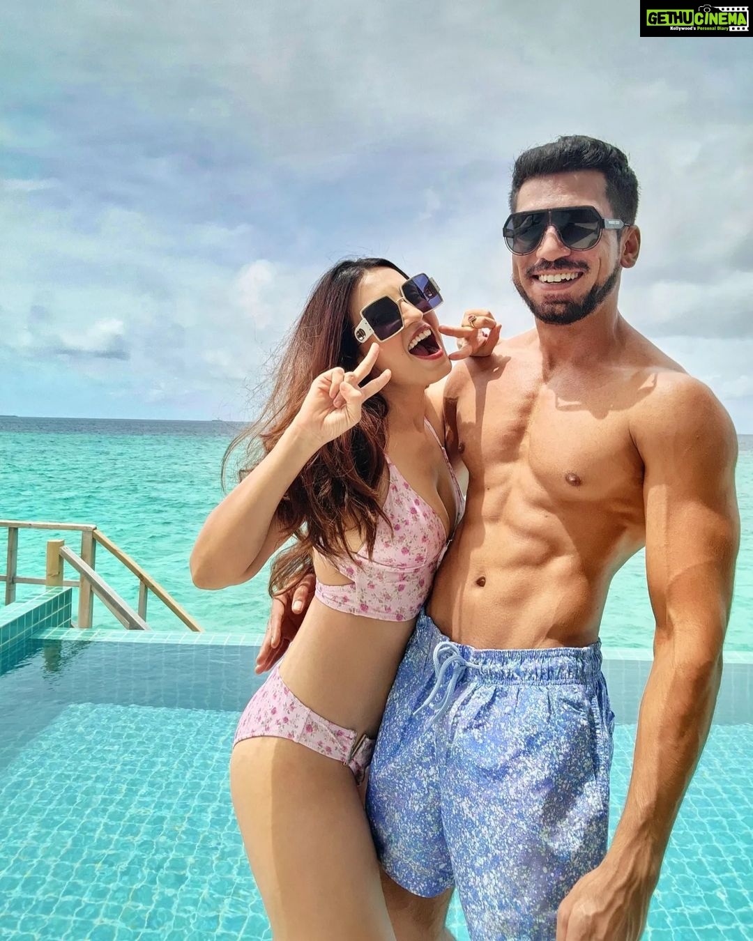 Shiny Doshi Instagram - Tropical State of Mind. π #beachbabies #funtimes #couplegoals #fitness #island #life #maldives #happyholidays #shinydoshi #lavshines #finolhubaaatoll #finohlu #finohlumaldives #vibrantfinohlu #islandplayground #barefootchic #unwindatfinohlu #seasidecollection Finolhu Baa Atoll