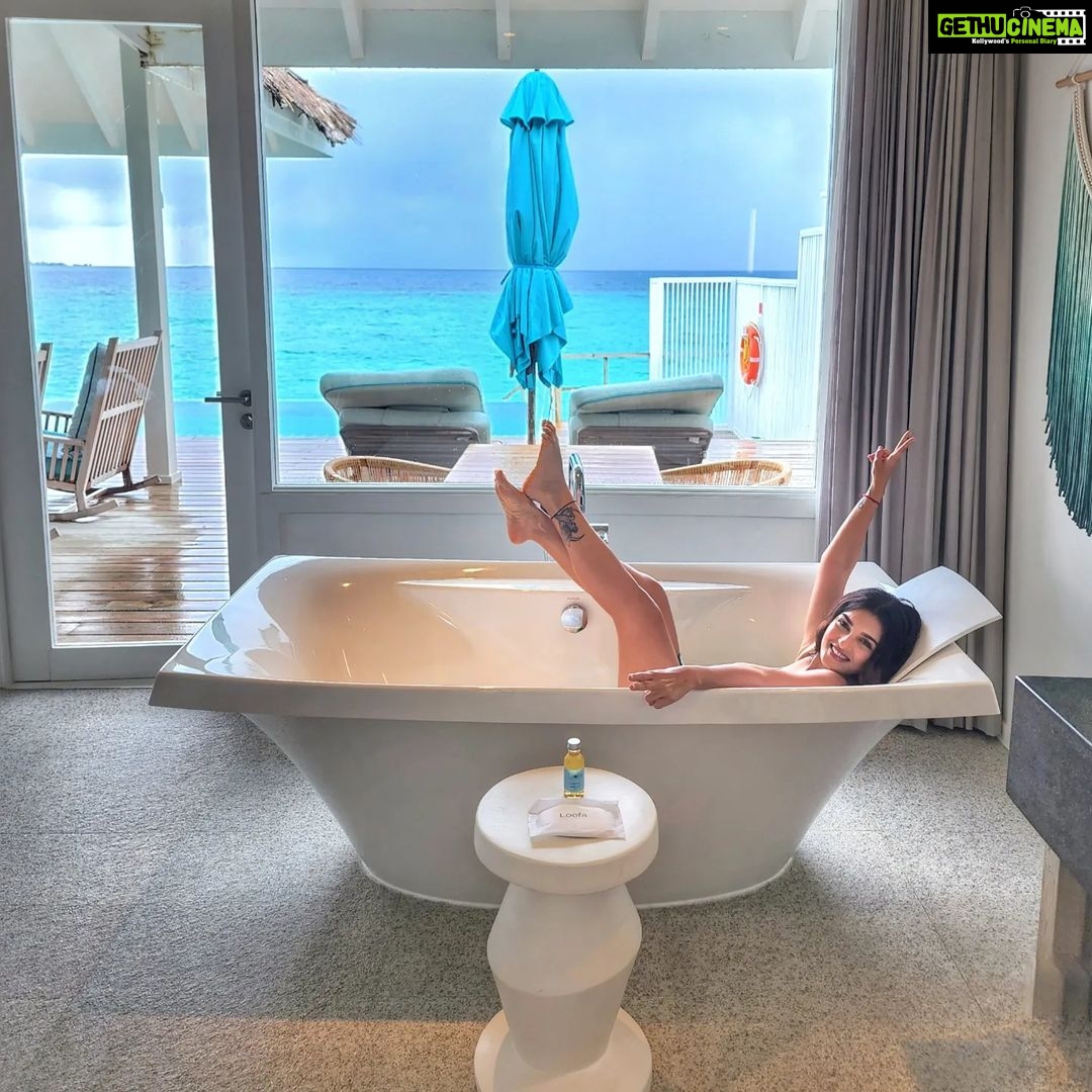 Shiny Doshi Instagram - Soak all your troubles away π #finolhubaaatoll #finohlu #finohlumaldives #vibrantfinohlu #islandplayground #barefootchic #unwindatfinohlu #seasidecollection #maldives #shinydoshi #lavshines Finolhu Baa Atoll