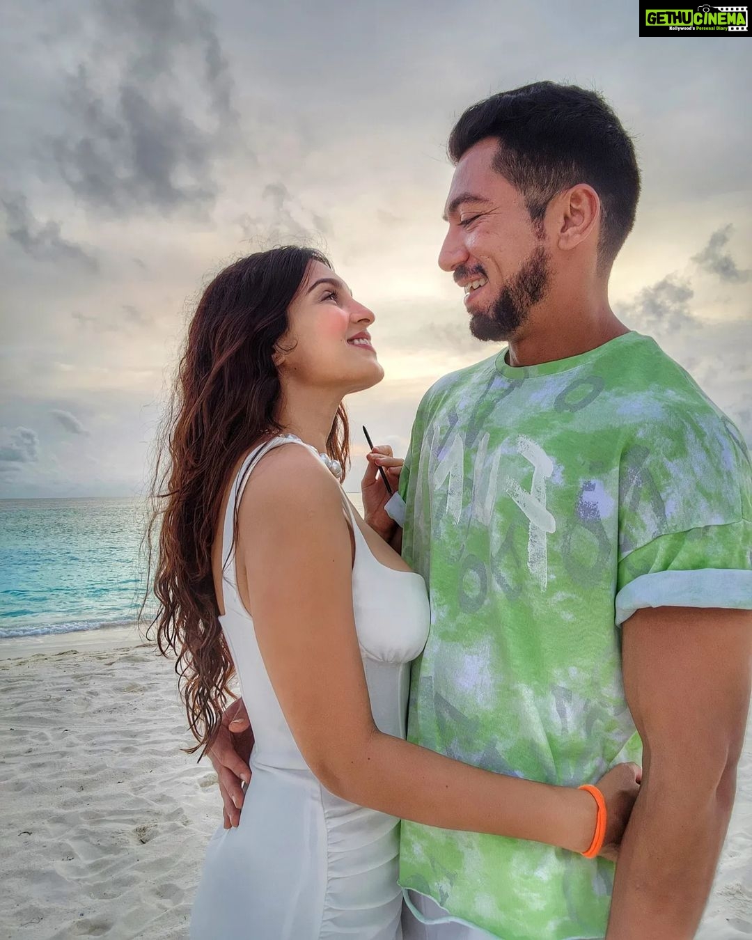 Shiny Doshi Instagram - You make me smile #everysingleday ❤️ 🧿 #finolhubaaatoll #finohlu #finohlumaldives #vibrantfinohlu #islandplayground #barefootchic #unwindatfinohlu #seasidecollection #maldives #vacationmode #shinydoshi #lavshines Finolhu Baa Atoll