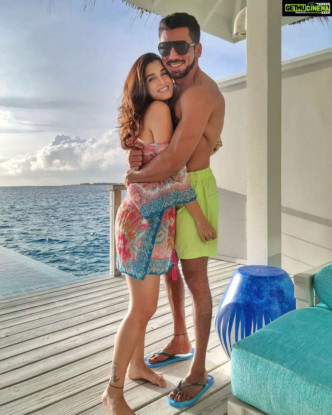 Shiny Doshi Instagram - Happy one to us baby❤️ And many more to go🥂 Location @finolhu_maldives #forevermine #lavshines #finolhubaaatoll #finohlu #finohlumaldives #vibrantfinohlu #islandplayground #barefootchic #unwindatfinohlu #seasidecollection Finolhu Baa Atoll