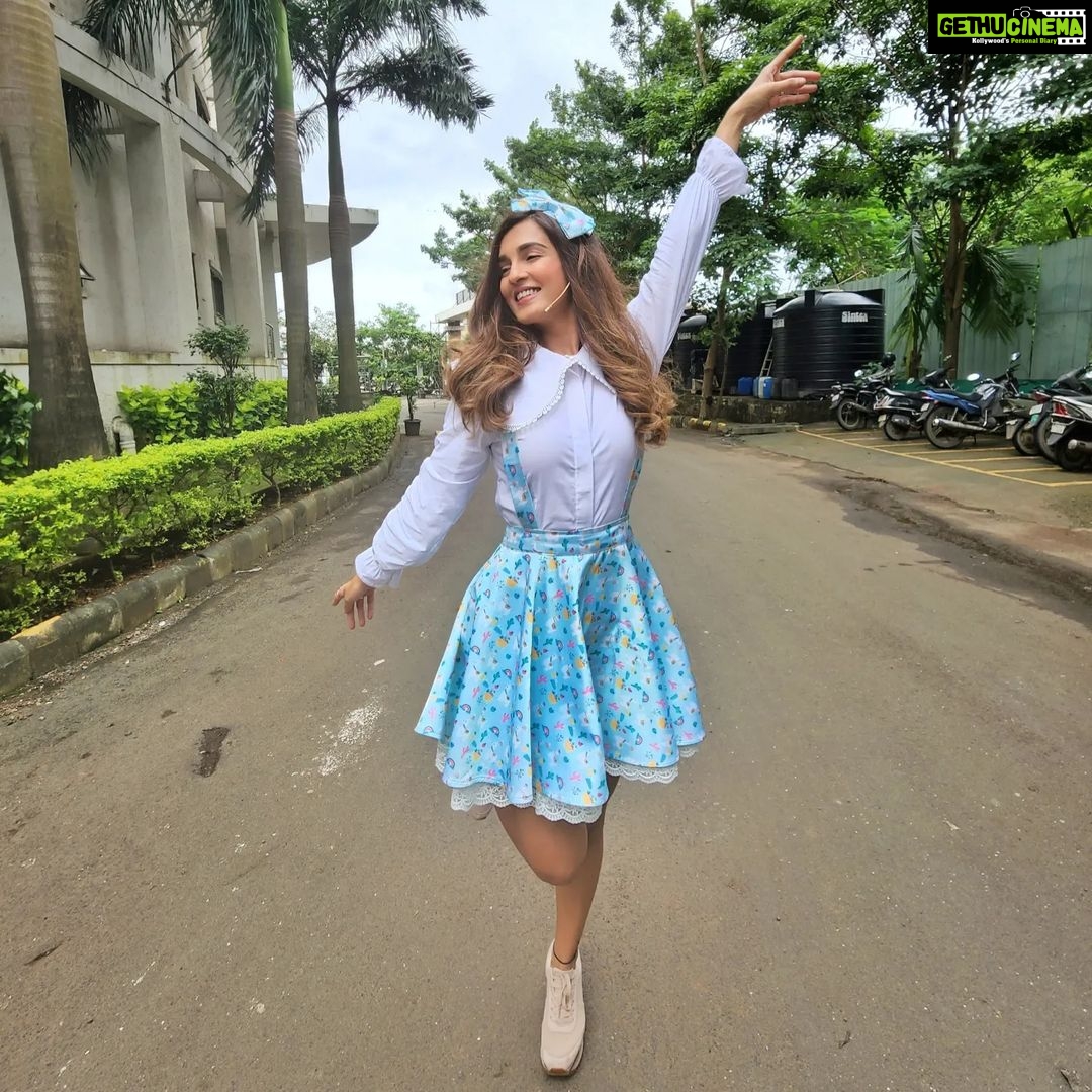 Shiny Doshi Instagram - It's fun being a kid π #ravivaarwithstarparivaar Styled by @harshalds #pandyastore #funtimes #bachpan #theme #shooting #happyhappyme #shinydoshi Dadasaheb Phalke Chitranagari FILMCITY Goregaon East Mumbai