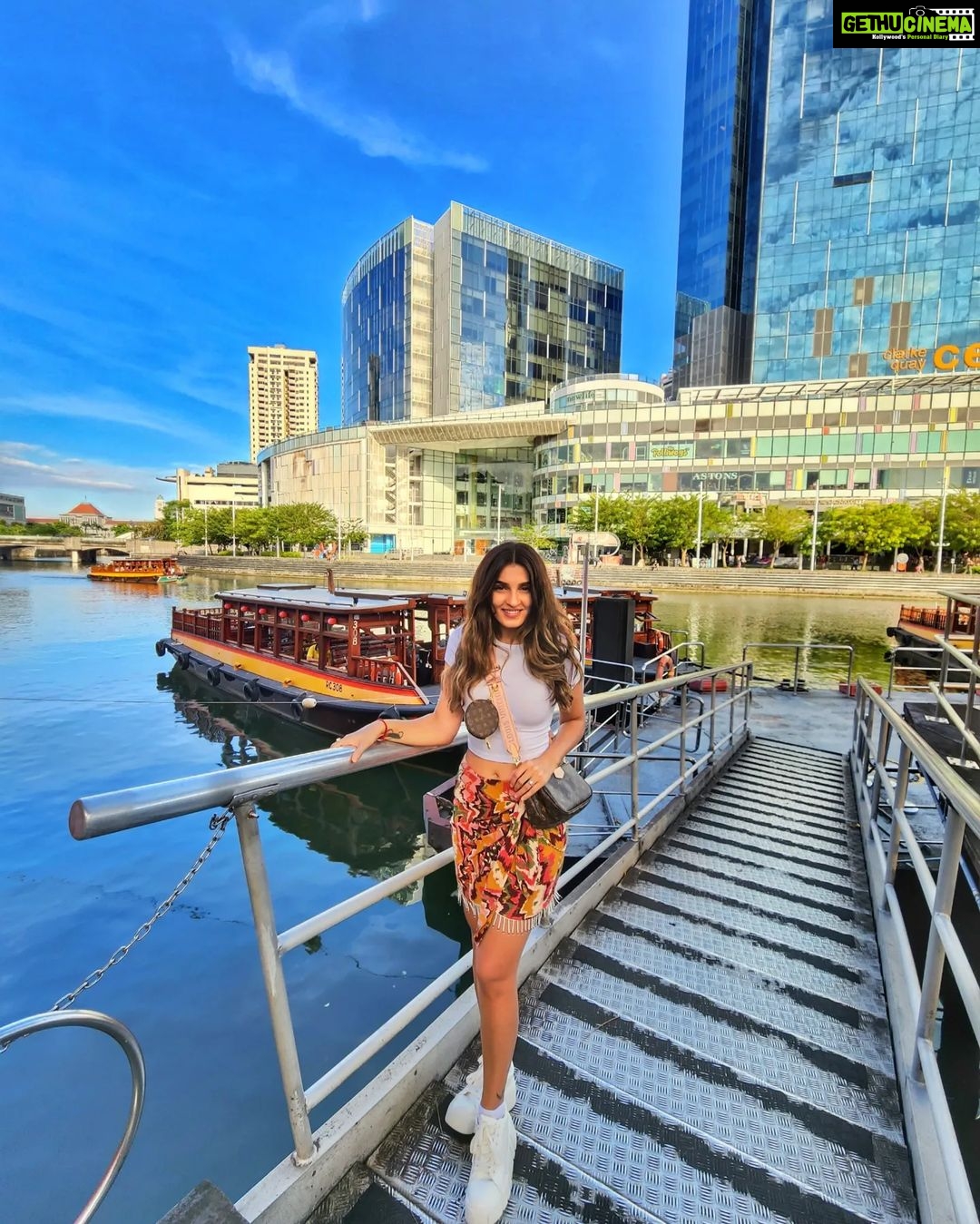 Shiny Doshi Instagram - Be happy for this moment. This moment is your life ❤️ #livingmybestlife #cherisheverymoment #singaporelife #exploring #happyholidays #bythebay #rejuvenate #travel #instatravel #instalove #instagram #shinydoshi At Clark Quay,singapore
