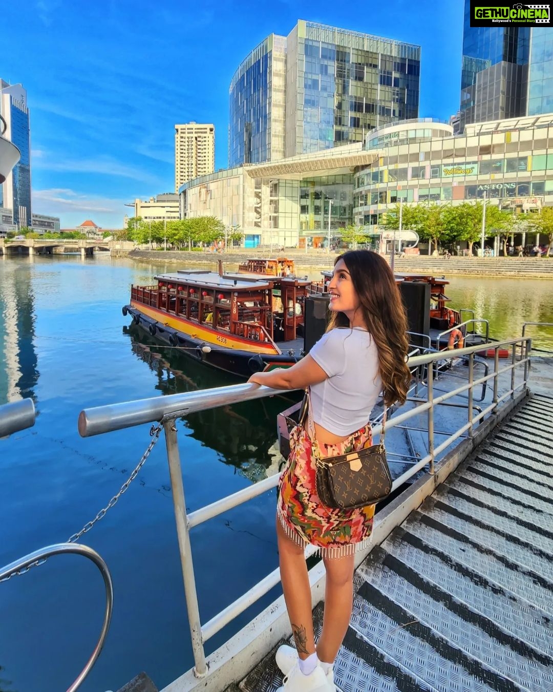 Shiny Doshi Instagram - Be happy for this moment. This moment is your life ❤️ #livingmybestlife #cherisheverymoment #singaporelife #exploring #happyholidays #bythebay #rejuvenate #travel #instatravel #instalove #instagram #shinydoshi At Clark Quay,singapore