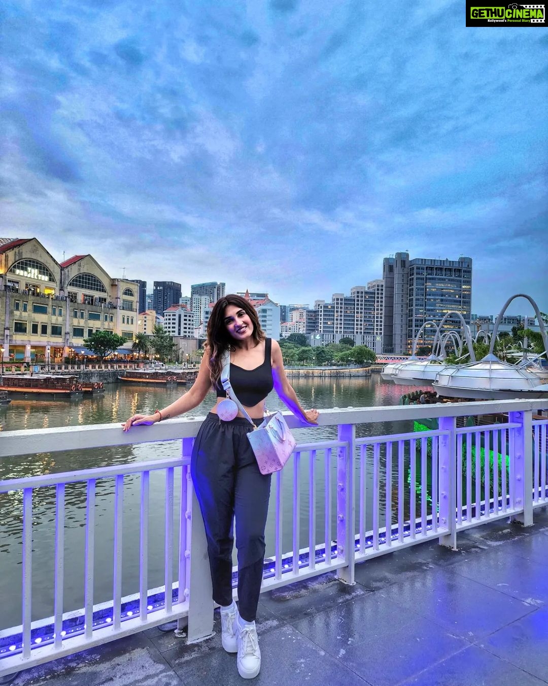 Shiny Doshi Instagram - By the bay at Clark Quay. #Singapore you're beautiful 😍 #walk #sobeautiful #colors #cityvibes #clarkquay #funtimes #skyporn #bythebay #eveningvibes #singapore #youbeauty #shinydoshi At Clark Quay,singapore