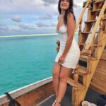 Shiny Doshi Instagram – Smell the sea and feel the sky, Let your spirit and soul fly 🌊 

#ocean #sky #beachlife #islandlife #maldives #happysunday #goodvibes #naturelovers #whitedress #mykindaplace #instatravel #instalove #instagram #shinydoshi #lavshines Finolhu Baa Atoll