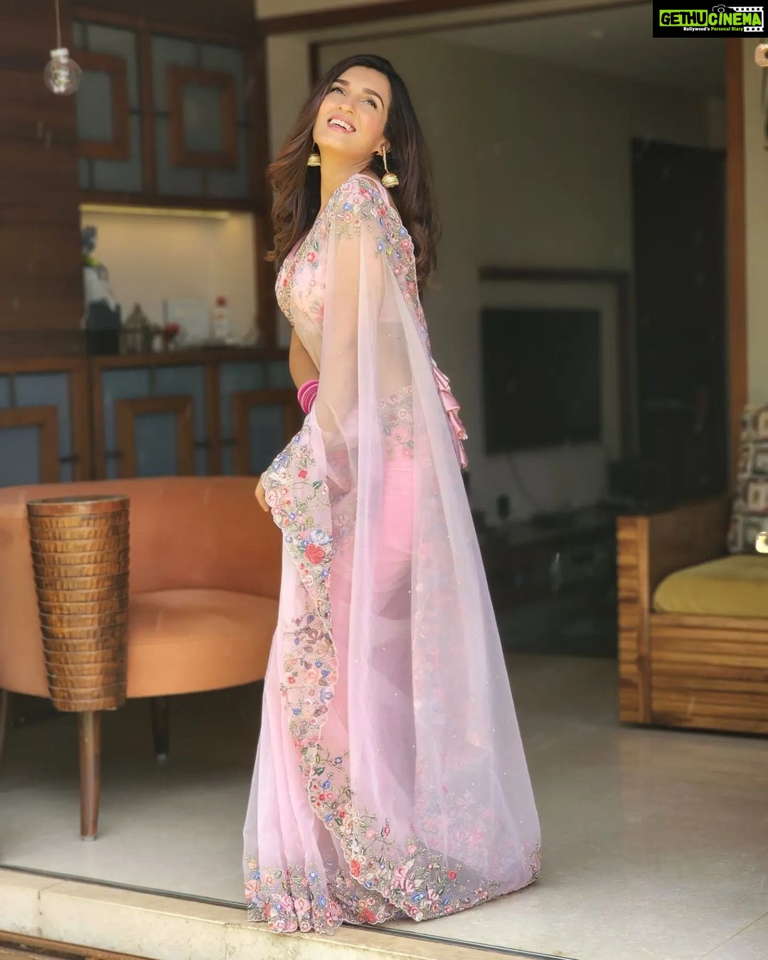 Shiny Doshi Instagram - It's SHOW TIME Guys😉 Let your outfit scream perfection. Got this amazing fit from #KALKICarnivalSale. LIVE NOW from 16th June. Shop till you drop with deals of up to 50% OFF on 1000+ styles 🥳✨ @kalkifashion Shop now on www.kalkifashion.com and Santacruz store. . #KALKI #Kalkifashion #kalkicarnivalsale #Kalkioutfits #traditional #fusion #sarees #jumpsuit #lehengas #kurtas #kalkifashion #kalkicarnivalsale #kalkisale2022 #shinydoshi Home Sweet Home