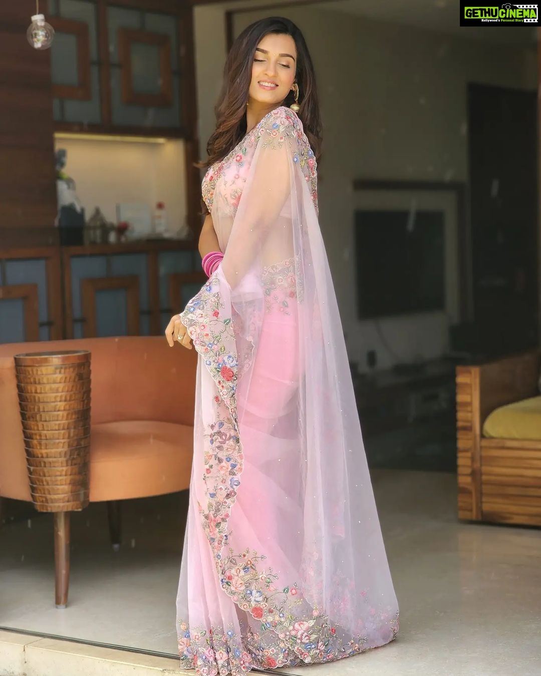 Shiny Doshi Instagram - It's SHOW TIME Guys😉 Let your outfit scream perfection. Got this amazing fit from #KALKICarnivalSale. LIVE NOW from 16th June. Shop till you drop with deals of up to 50% OFF on 1000+ styles 🥳✨ @kalkifashion Shop now on www.kalkifashion.com and Santacruz store. . #KALKI #Kalkifashion #kalkicarnivalsale #Kalkioutfits #traditional #fusion #sarees #jumpsuit #lehengas #kurtas #kalkifashion #kalkicarnivalsale #kalkisale2022 #shinydoshi Home Sweet Home