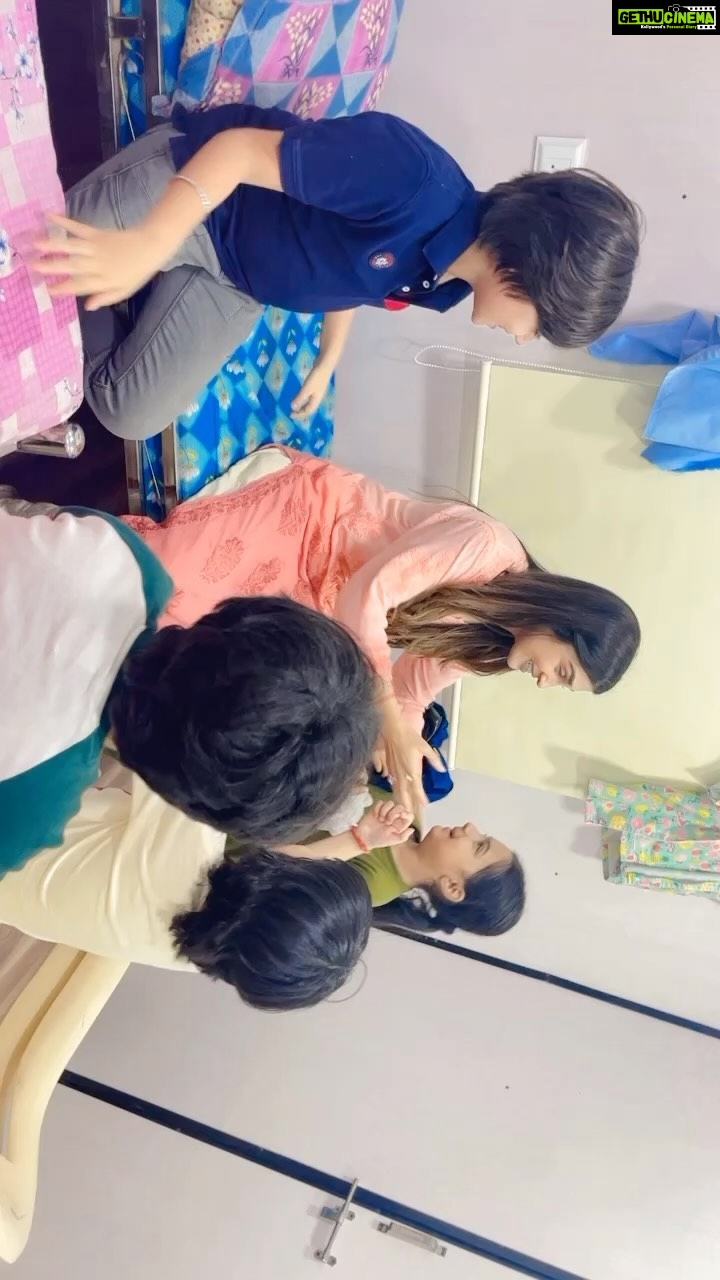 Shiny Doshi Instagram - It’s so much fun with Dhara Maa 🥰🧿😍 . @shinydoshi15 @kiarasadh @vidhaan_sharma_official @raanavsharma @ronavvaswani . . #bts #mastionset #shinydoshi #kiarasadh #pandyastore Film City