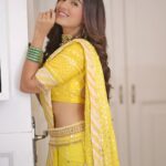 Shiny Doshi Instagram - It's a good day to have a good day 🌻 📸 @abhay_r_kirti 👗 @desai6343 #sunshine #wakeup #makeup #dressup #smile #lookyourbest #shiny #shiny #happy #happy #shinydoshi #pandyastore #ravivaarwithstarparivaar Dadasaheb Phalke Chitranagari FILMCITY Goregaon East Mumbai