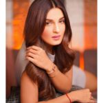 Shiny Doshi Instagram - "Confidence breeds beauty." 📸 @abhay_r_kirti