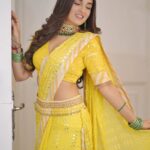 Shiny Doshi Instagram - It's a good day to have a good day 🌻 📸 @abhay_r_kirti 👗 @desai6343 #sunshine #wakeup #makeup #dressup #smile #lookyourbest #shiny #shiny #happy #happy #shinydoshi #pandyastore #ravivaarwithstarparivaar Dadasaheb Phalke Chitranagari FILMCITY Goregaon East Mumbai