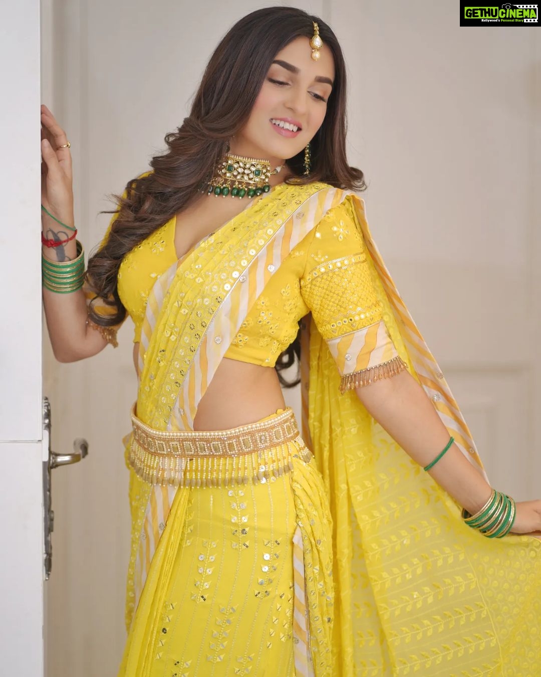 Shiny Doshi Instagram - It's a good day to have a good day π» πΈ @abhay_r_kirti π @desai6343 #sunshine #wakeup #makeup #dressup #smile #lookyourbest #shiny #shiny #happy #happy #shinydoshi #pandyastore #ravivaarwithstarparivaar Dadasaheb Phalke Chitranagari FILMCITY Goregaon East Mumbai