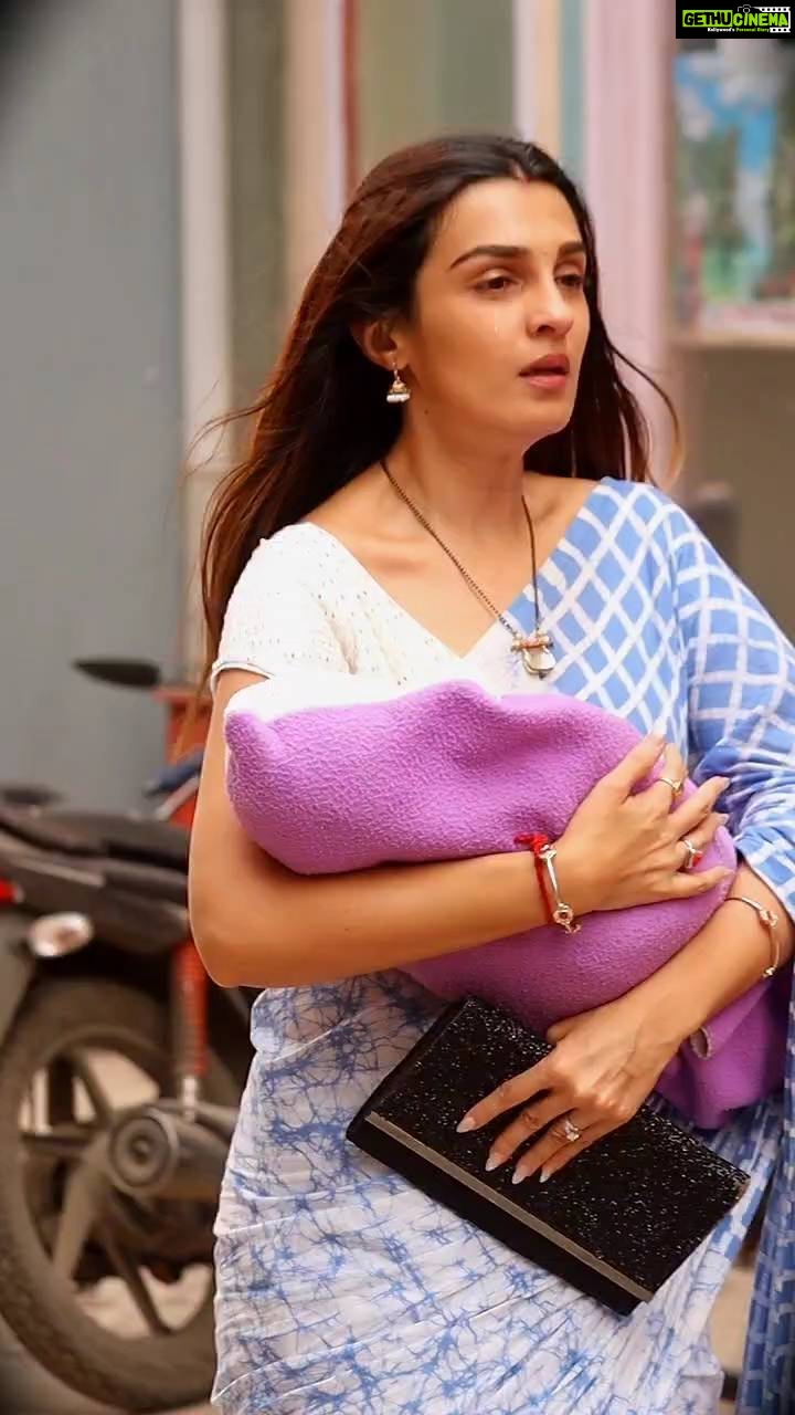 Shiny Doshi Instagram - @shinydoshi15 #veer_photography606__ #reelsinstagram #viralreels #random #reels #photographerlife #actress #likeforlikes #followforfollowback #sad
