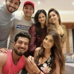 Shiny Doshi Instagram - Good times with the best ones❤️ @lavesh_k @vinnyaroradhoopar @dheerajdhoopar @hitesh_krrips @nyshaakriplani