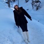 Shiny Doshi Instagram - Snow fall ❄️ #wetried #reelkarofeelkaro #reelsinstagram #trendingreels #kashmirdairies #kashmir #iceicebaby #shinydoshi #lavshines Kashmir