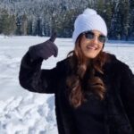 Shiny Doshi Instagram - Heaven is a place on earth. Say what? #kashmirdairies #snowday #mountainview #iceicebaby #paradisefound #shinydoshi #reelsindia #reelitfeelit❤️❤️ Kashmir