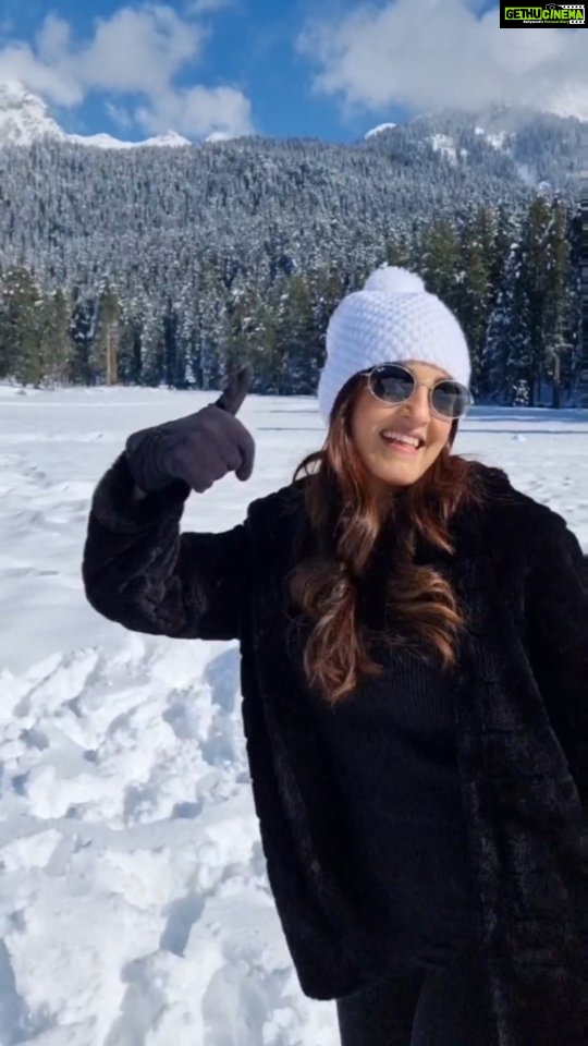 Shiny Doshi Instagram - Heaven is a place on earth. Say what? #kashmirdairies #snowday #mountainview #iceicebaby #paradisefound #shinydoshi #reelsindia #reelitfeelit❤️❤️ Kashmir