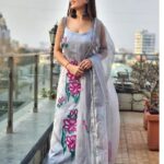 Shiny Doshi Instagram - Happiness looks gorgeous 🌺 Wearing @aachho Styling @neelangi_johari #indianwear #traditionalwear #indianfashion #indianoutfit #photooftheday #instadaily #instagood #shinydoshi