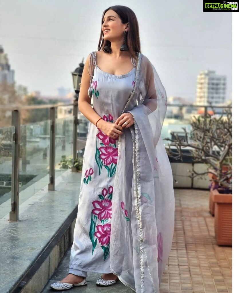 Shiny Doshi Instagram - Happiness looks gorgeous 🌺 Wearing @aachho Styling @neelangi_johari #indianwear #traditionalwear #indianfashion #indianoutfit #photooftheday #instadaily #instagood #shinydoshi