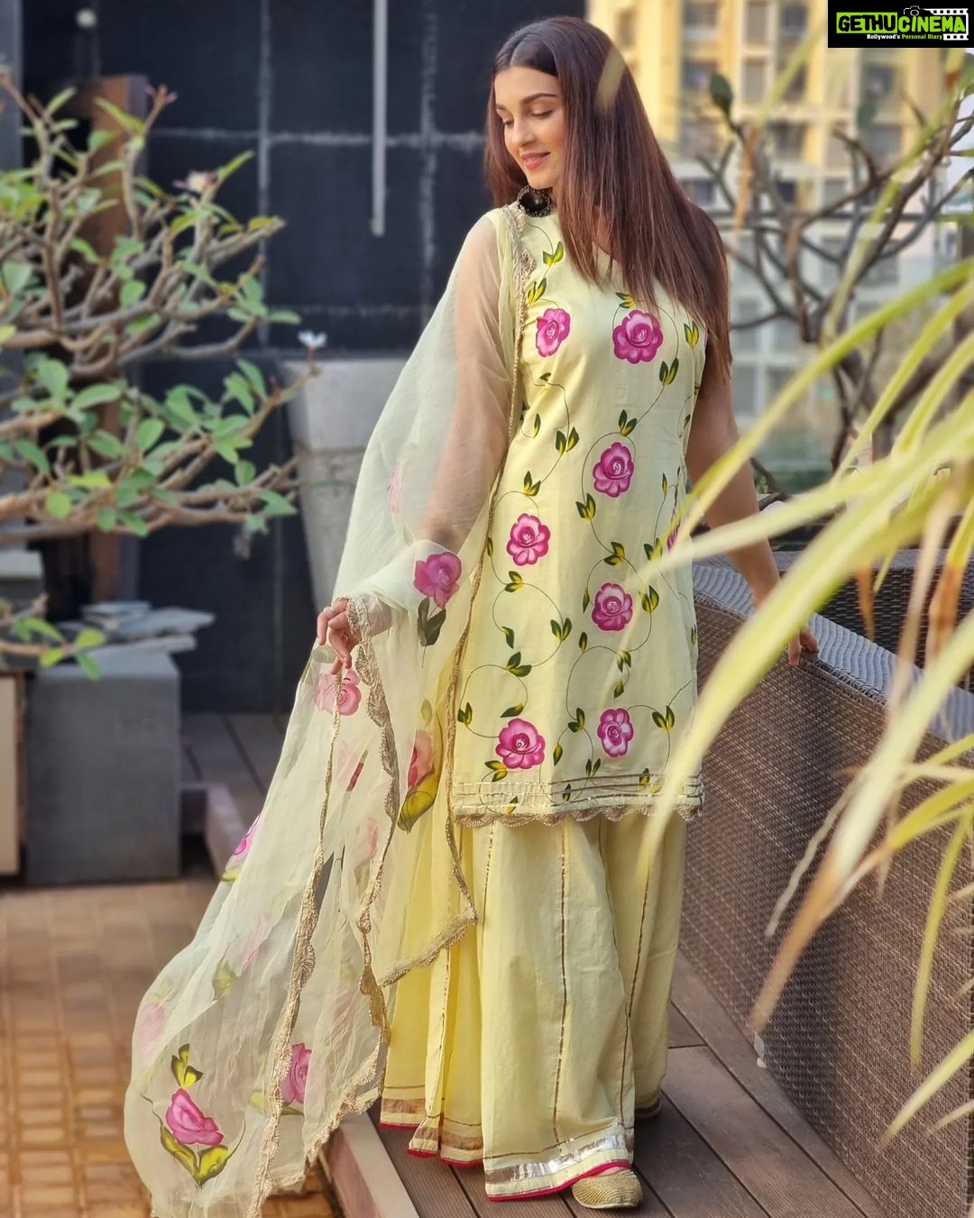 Shiny Doshi Instagram - Wearing this gorgeous outfit from @aachho x @neelangi_johari . . . . #indianwear #traditional #loveforindianwear #suit #shararasuit #indiangirls #festivewear #festivevibes