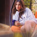 Shiny Doshi Instagram - Relax, Reflect, Rejuvenate. #dayoff 📸 @abhay_r_kirti . . #metime #chillyweather #homesweethome #swinging #coffeebreak #chillingout #shinydoshi Mumbai, Maharashtra