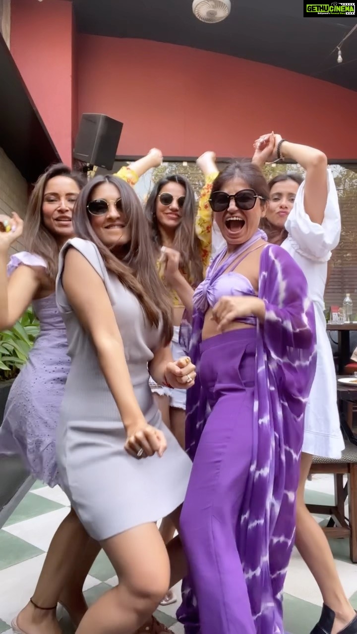 Shiny Doshi Instagram - Till last year i dint know about #galentinesday n now it just makes so more sense 🤪.. nothing feels better than this ❤️.. @shinydoshi15 @vinnyaroradhoopar @nidhikurda @shruti_ss Valentines or Galentines ???? May be Both .. . . . . . #valentinesday #valentines #galentines #love #valentine #bemyvalentine #galentine #happyvalentinesday #valentinesdaygift #february #womensupportingwomen #bemine Mumbai, Maharashtra