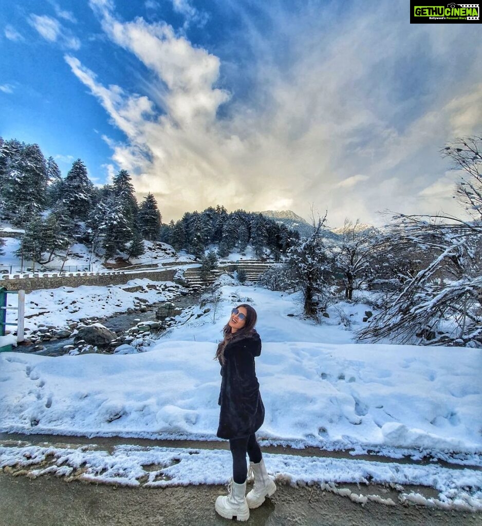 Shiny Doshi Instagram - I see snow.. I'm in paradise.. For real.. #kashmir . . . . #kashmirdairies #heavenonearth #pahalgam #shinydoshi Visit my kashmir