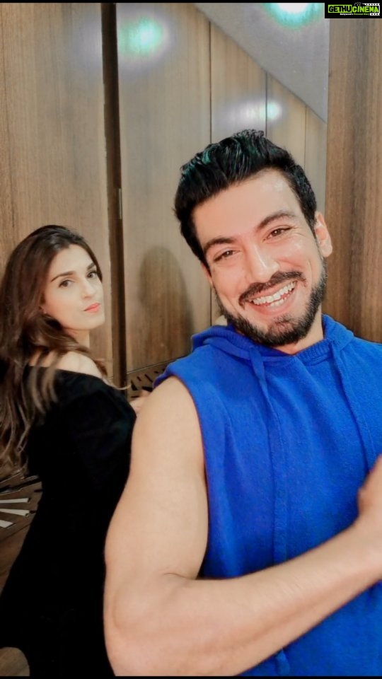 Shiny Doshi Instagram - Yes, it's true & the taplis continue. Watch till the end. @shinydoshi15 #truestory π . . . #funnymoments #banter #wifeyforlifey #latenightvibes #reelsinsta #reelsofinstagram #reelskarofeelkaro #shinydoshi #lavshines #instalove