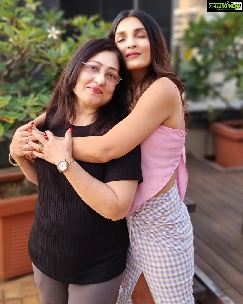 Shiny Doshi Instagram - Happy birthday maa❤🤗 You know how much I miss you mom. Can't wait to have you here with me. On your birthday I wish you all the happiness in life, good health and loads of love ❤️ #merimaa #pyaarimaa