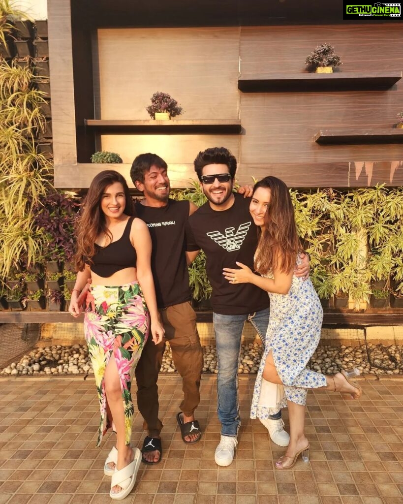 Shiny Doshi Instagram - Friends like family❤️ #weekend #sunday #funday #famjam #bestpeople #family #forever #grateful Home Sweet Home