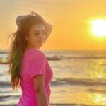 Shiny Doshi Instagram - That beauty on the horizon ✨️ #sunset 📷 @anusoru 💞 #colors #sky #sand #sunsetlover #wind #nature #grateful #gratitude #shinydoshi