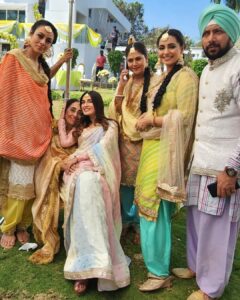 Shiny Doshi Instagram - It was lovely shooting with team Teri meri doriyaann🩷 Saree made by my @desai6343 🩷 #pandyastore #terimeridoriyaann #integration