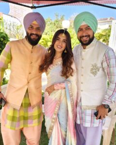 Shiny Doshi Instagram - It was lovely shooting with team Teri meri doriyaann🩷 

Saree made by my @desai6343 🩷

#pandyastore #terimeridoriyaann #integration