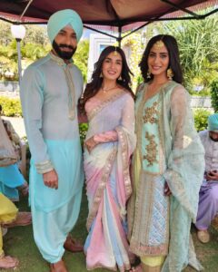 Shiny Doshi Instagram - It was lovely shooting with team Teri meri doriyaann🩷 

Saree made by my @desai6343 🩷

#pandyastore #terimeridoriyaann #integration