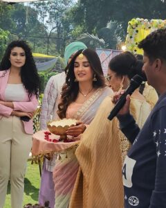 Shiny Doshi Instagram - It was lovely shooting with team Teri meri doriyaann🩷 

Saree made by my @desai6343 🩷

#pandyastore #terimeridoriyaann #integration