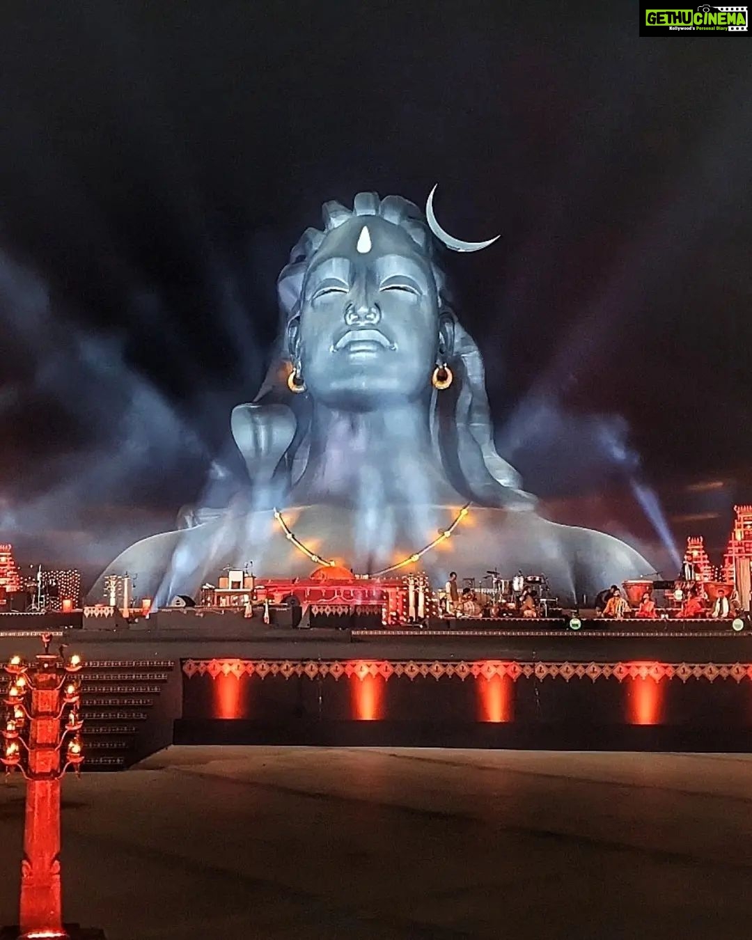 Shiny Doshi Instagram - ना आदि, ना अंत है उसका, वो सबका, ना इनका-उनका, वही है माला, वही है मनका, मस्त मलंग वो अपनी धुन का, जंतर मंतर तंतर ज्ञानी है सर्वग्य स्वाभिमानी, मृत्युंजय है महाविनाशी, ओमकार है इसी की वाणी. वही शून्य है, वही इकाय, वही शून्य है, वही इकाय वही शून्य है, वही इकाय "जिसके भीतर बसा शिवाय" 🙏 #harharmahadevॐ