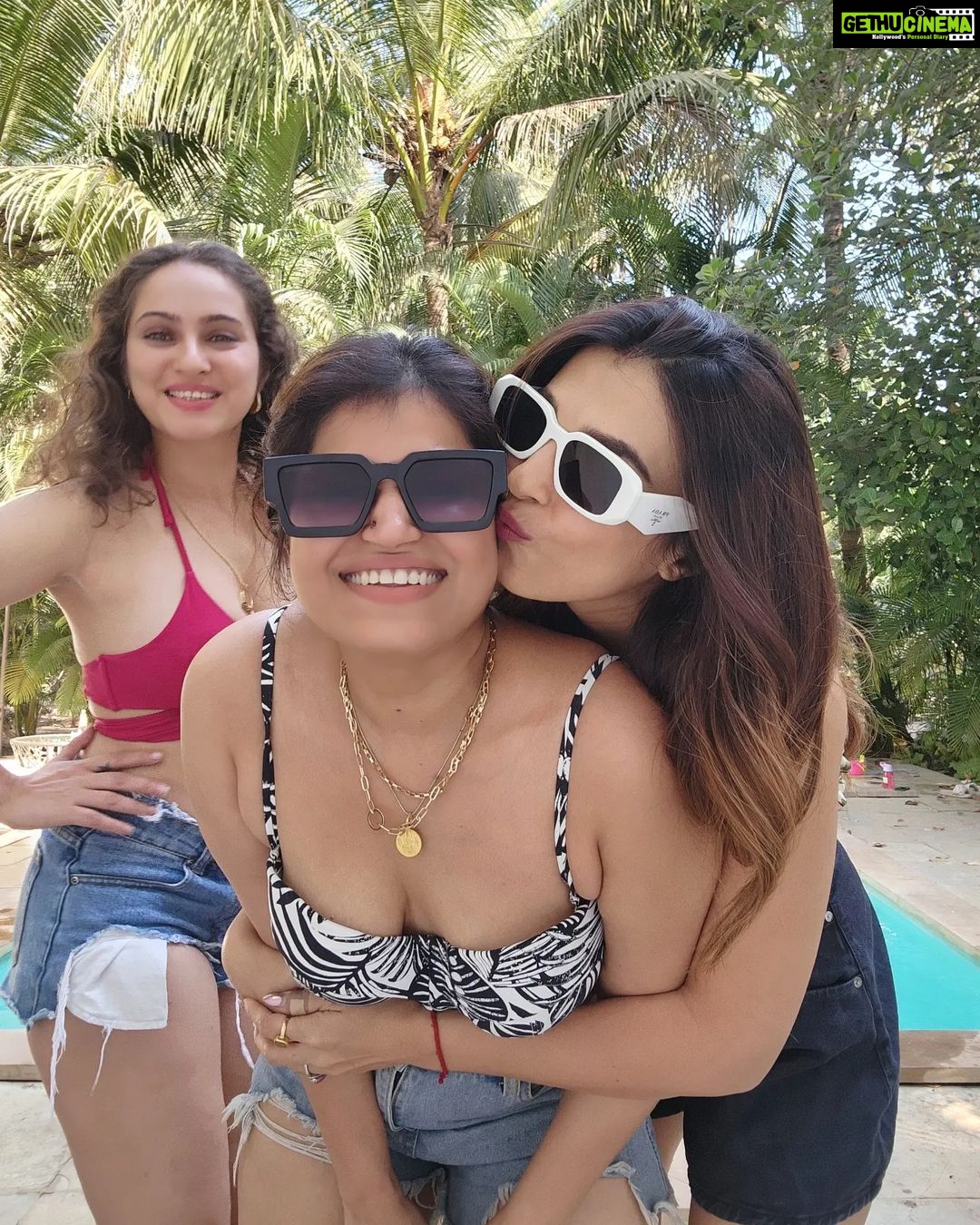Shiny Doshi Instagram - We're celebrating my best friends birthday with my fav people. And we're doing it in style 😎 🥳❤️ Happy birthday @nidhikurda 🤗😘 #myconstant #birthday #celebration #birthdaygirl #alibaug #dairies #happy #faces #dayout #us Alibaugh