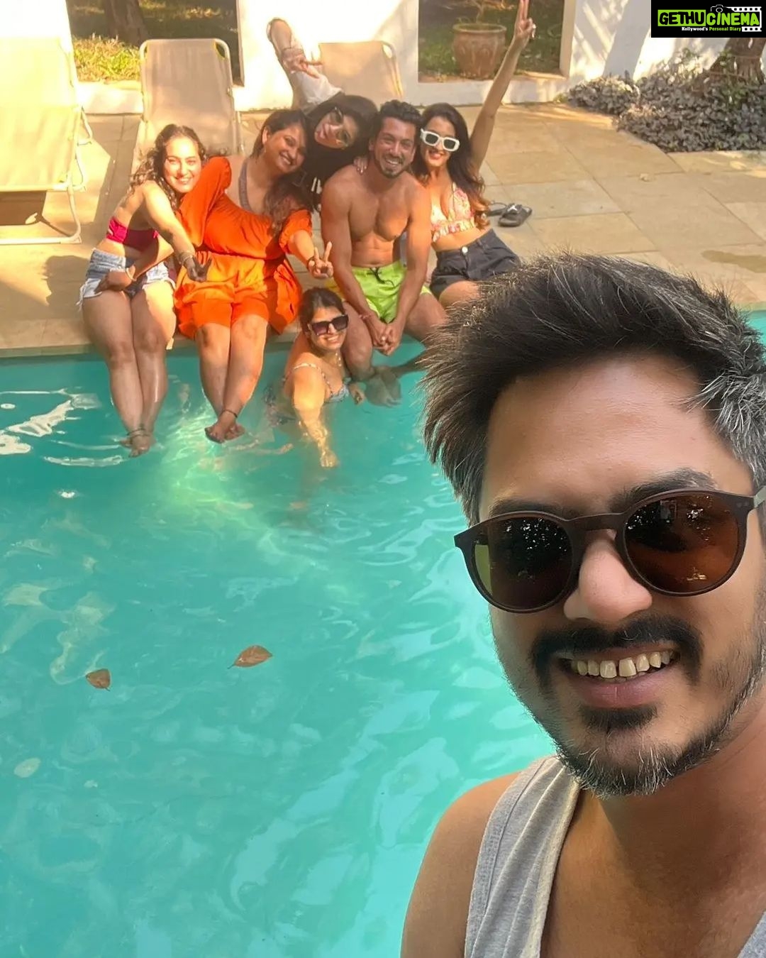 Shiny Doshi Instagram - We're celebrating my best friends birthday with my fav people. And we're doing it in style 😎 🥳❤️ Happy birthday @nidhikurda 🤗😘 #myconstant #birthday #celebration #birthdaygirl #alibaug #dairies #happy #faces #dayout #us Alibaugh